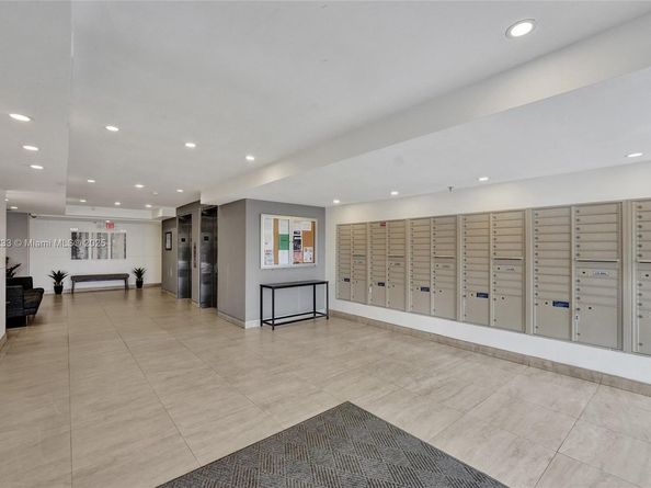 105 Lake Emerald Dr 211, Oakland Park FL 33309