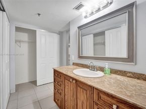 105 Lake Emerald Dr 211, Oakland Park FL 33309