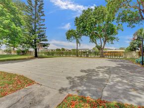 105 Lake Emerald Dr 211, Oakland Park FL 33309