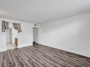 105 Lake Emerald Dr 211, Oakland Park FL 33309