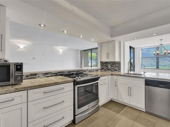 105 Lake Emerald Dr 211, Oakland Park FL 33309