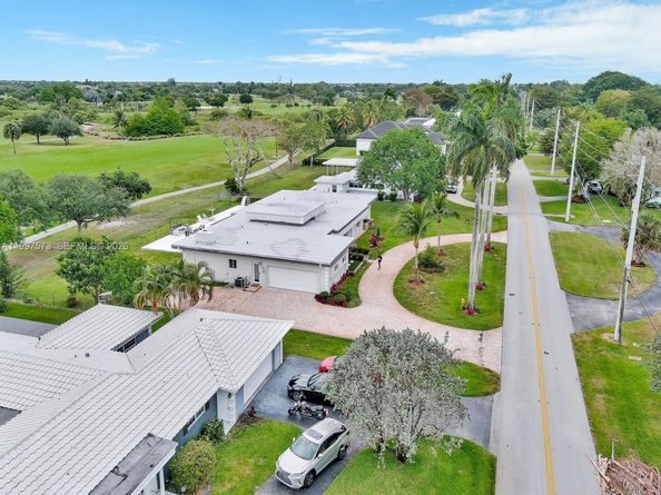 621 E Tropical Way, Plantation FL 33317