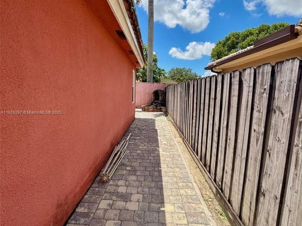 16336 SW 95th Ln, Miami FL 33196