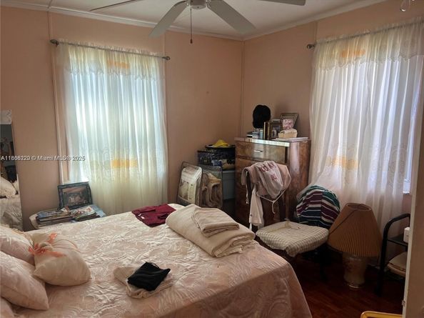 1527 NW 101st St, Miami FL 33147
