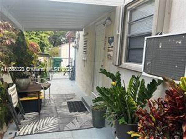 1527 NW 101st St, Miami FL 33147