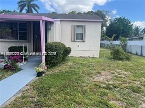 1527 NW 101st St, Miami FL 33147