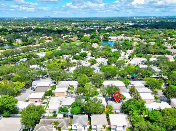 9834 NW 2nd Ct, Plantation FL 33324