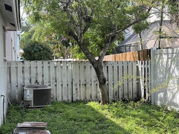 9834 NW 2nd Ct, Plantation FL 33324