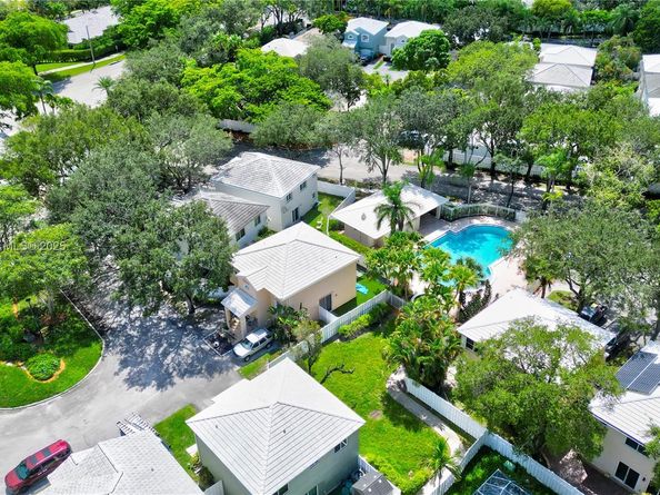 9834 NW 2nd Ct, Plantation FL 33324