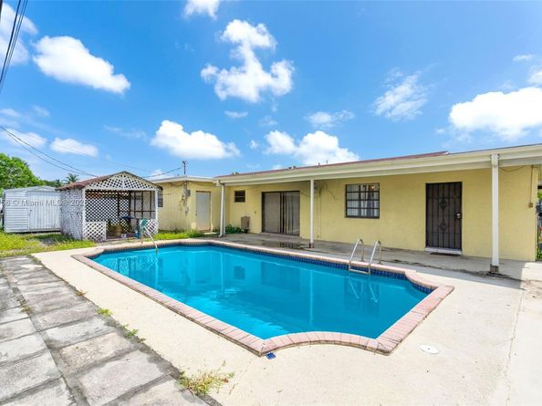 105 NE 213th St, Miami Gardens FL 33179
