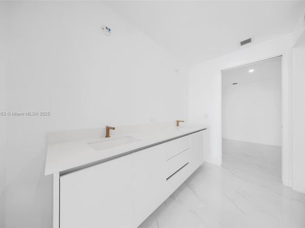 700 NE 24th St 2101, Miami FL 33137