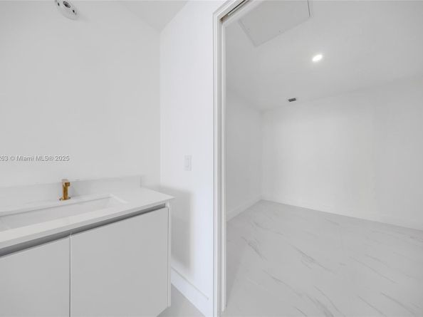 700 NE 24th St 2101, Miami FL 33137