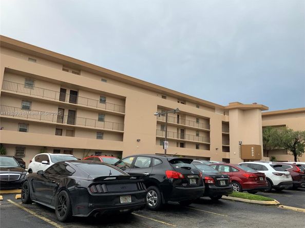 8889 Fontainebleau Blvd 403, Miami FL 33172