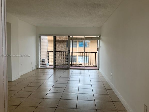 8889 Fontainebleau Blvd 403, Miami FL 33172