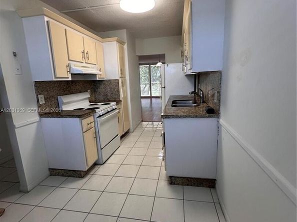 250 Jacaranda Dr 305, Plantation FL 33324