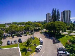 20100 W Country Club Dr 504, Aventura FL 33180