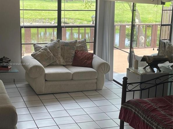 562 NW 98th Ct 562, Miami FL 33172