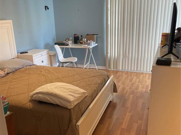 562 NW 98th Ct 562, Miami FL 33172