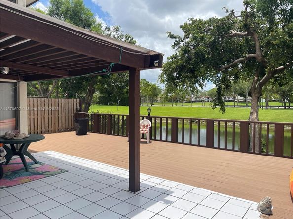 562 NW 98th Ct 562, Miami FL 33172