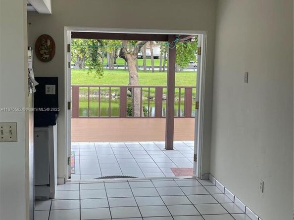 562 NW 98th Ct 562, Miami FL 33172