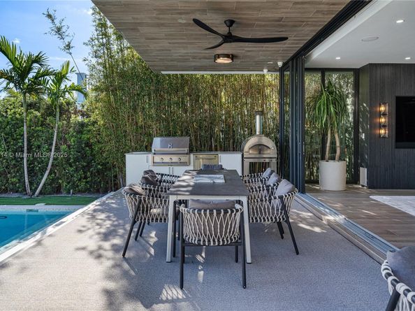 450 W 62nd St, Miami Beach FL 33140