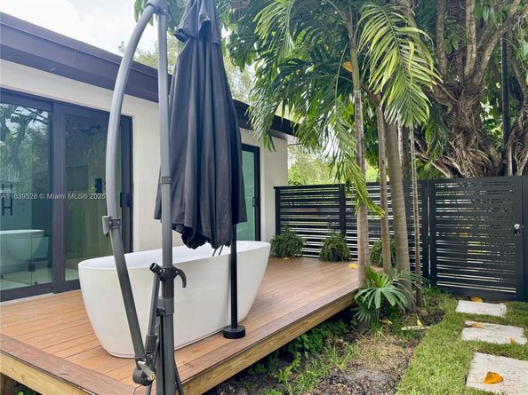 641 Nightingale Ave, Miami Springs FL 33166