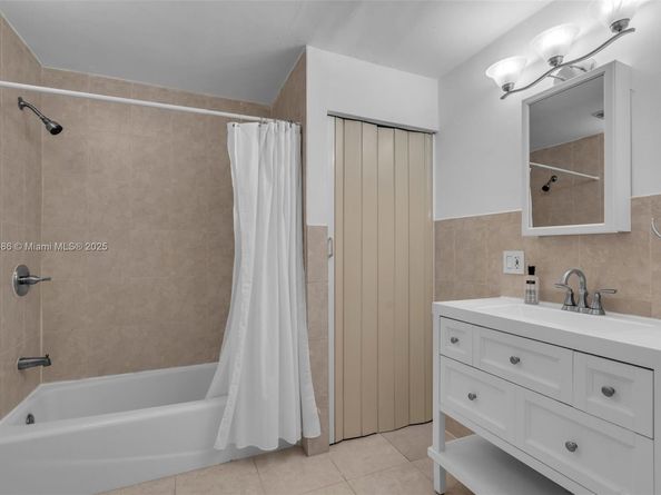 1585 NE 139th St, North Miami FL 33161