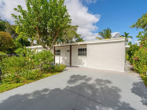 1585 NE 139th St, North Miami FL 33161