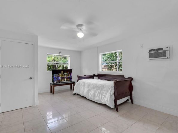 1585 NE 139th St, North Miami FL 33161