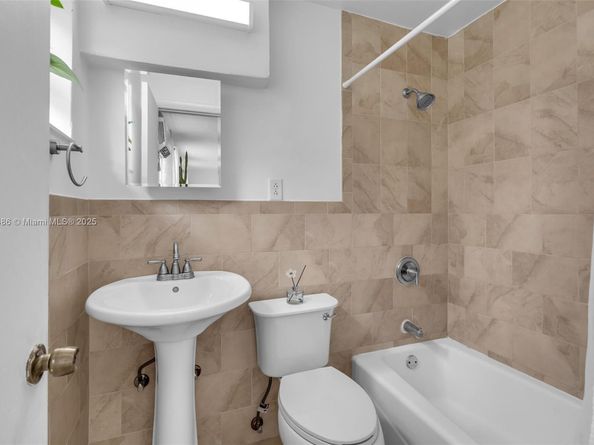 1585 NE 139th St, North Miami FL 33161