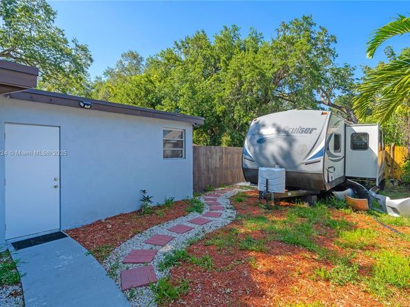 4111 SW 33rd St, West Park FL 33023