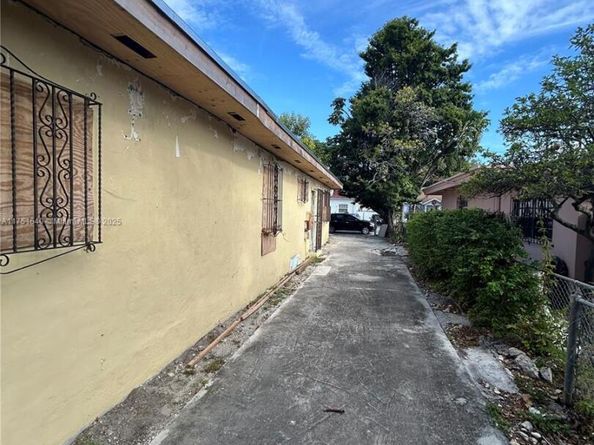1780 NW 15th St, Miami FL 33125