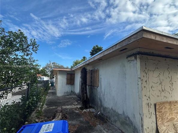 1780 NW 15th St, Miami FL 33125