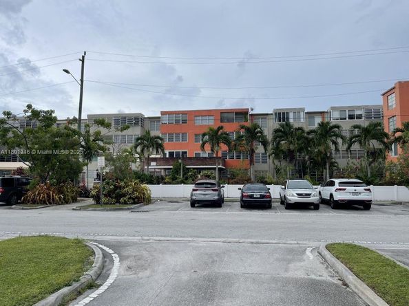 1850 NE 169th St 102, North Miami Beach FL 33162