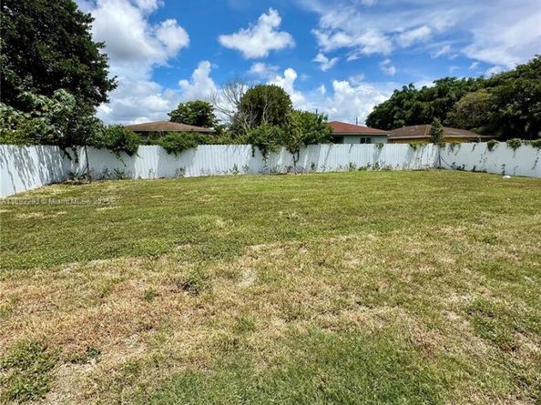 1741 NW 76th St, Miami FL 33147