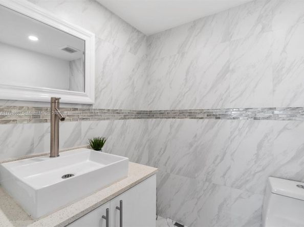 3860 NE 170th St 211, North Miami Beach FL 33160