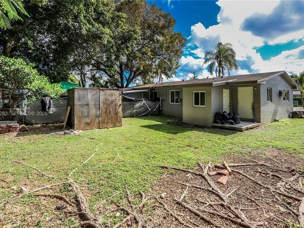 901 NW 11th St, Homestead FL 33030
