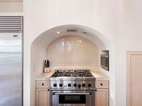 527 E Dilido Dr, Miami Beach FL 33139