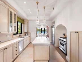 527 E Dilido Dr, Miami Beach FL 33139