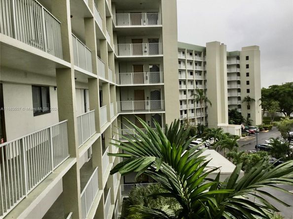 2334 S Cypress Bend Dr 501, Pompano Beach FL 33069