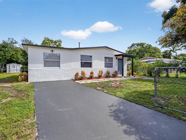 3239 Meadow Rd, Palm Springs FL 33406