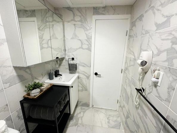 26 Diplomat Pkwy 2214, Hallandale Beach FL 33009
