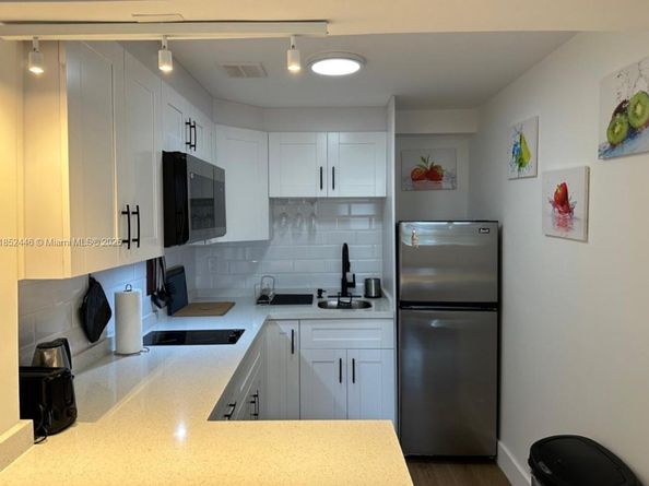 26 Diplomat Pkwy 2214, Hallandale Beach FL 33009