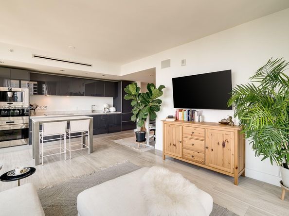 1451 Brickell Ave 1404, Miami FL 33131