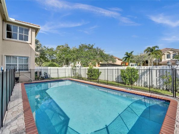 1379 NW 166th Ave, Pembroke Pines FL 33028