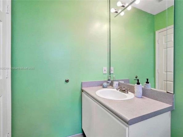 1379 NW 166th Ave, Pembroke Pines FL 33028