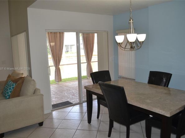 1537 E Lake Ct, Hollywood FL 33020