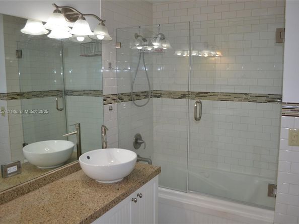 1537 E Lake Ct, Hollywood FL 33020