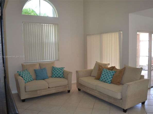 1537 E Lake Ct, Hollywood FL 33020