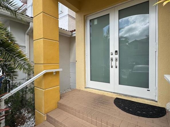 11027 NW 87th Ln, Doral FL 33178